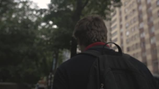 Yüksek Binaları Olan Bir Şehirde Yürüyen Bir Genç Muhtemelen Hayatını — Stok video