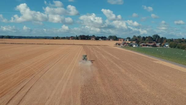 Traktor Åker Med Följande Fåglar Två Nalinnes Vallonien Belgien — Stockvideo