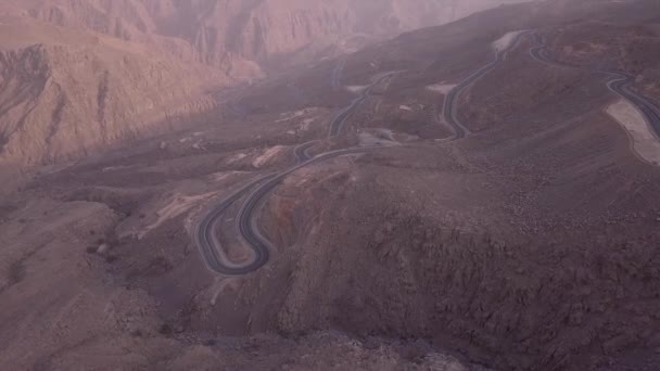 Drone Girato Strada Sinuosa Ras Khaimah Montagne Negli Emirati Arabi — Video Stock