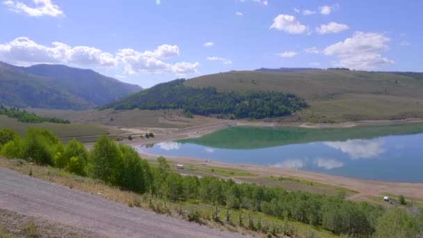 Padella Lenta Sinistra Destra Del Bellissimo Paesaggio Montano Lacustre — Video Stock