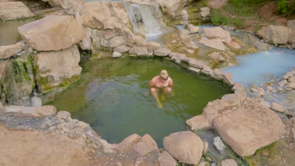Linda Chica Rubia Bikini Bañándose Una Fuente Termal Verde Mientras — Vídeo de stock