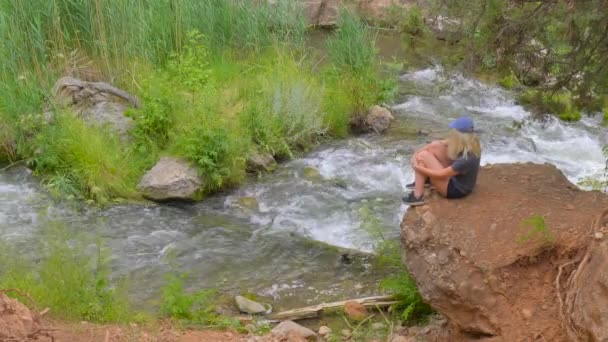 Rubia Chica Senderismo Sentado Lado Río Disfrutando Naturaleza Vista — Vídeos de Stock