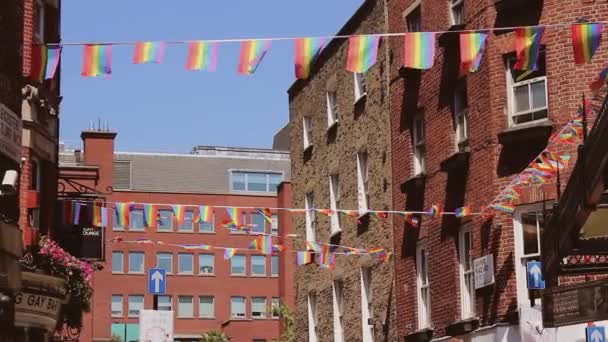 Regenbogenfarbene Fahnen Für Die Freiheit Homosexueller Menschen Den Windigen Straßen — Stockvideo