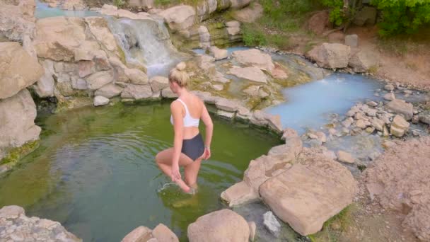 Menina Loira Bonita Entrando Uma Fonte Quente Câmera Lenta Seguida — Vídeo de Stock