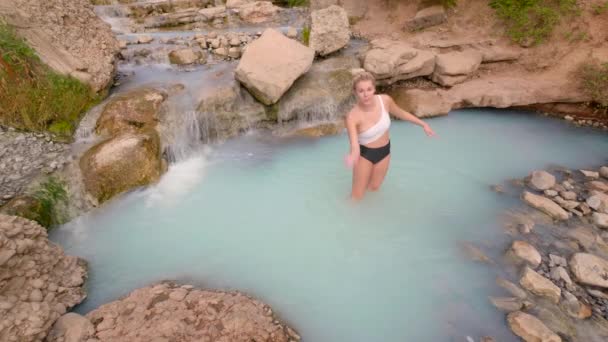 Chica Rubia Aguas Termales Atacada Por Insectos Las Olas Distancia — Vídeo de stock