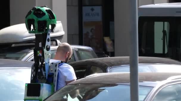 Google Maps Için Çalışan Bir Adam Sırtında Özel Google Kameralarıyla — Stok video