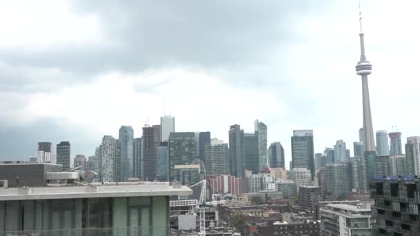 Pan Skyline Van Toronto Vanaf Een Dak Bij Bathurst King — Stockvideo