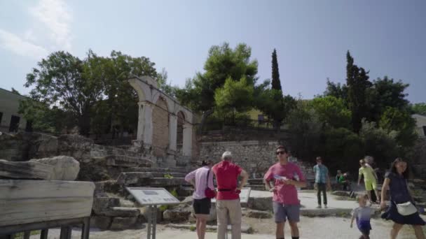 Turister Utforska Ruinerna Den Romerska Agora Aten Grekland Solig Dag — Stockvideo