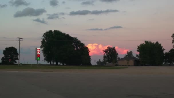Sonnenuntergang Leuchtet Rot Auf Einer Fernen Wolke Mitten Amerika — Stockvideo