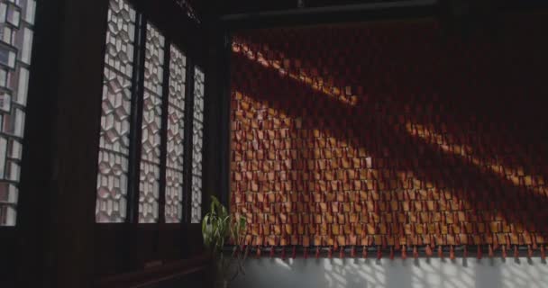 壁に掛けられた祈りの札 — ストック動画
