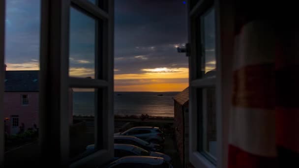 Sonnenuntergang Aus Dem Fenster Eines Anwesens Der Küste Von Jersey — Stockvideo