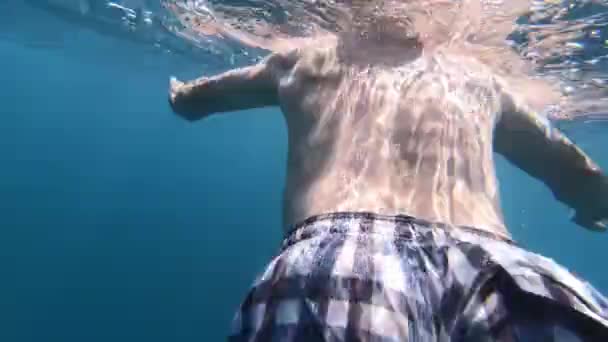 Homem Nadando Oceano — Vídeo de Stock