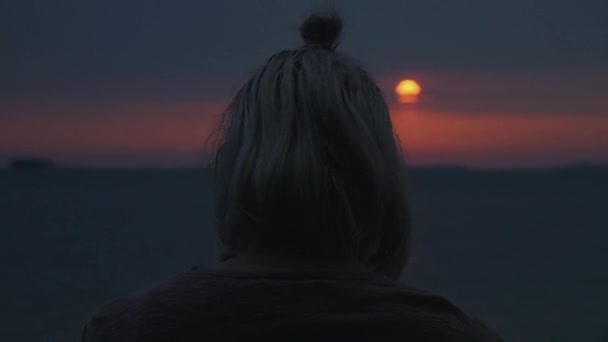 Dziewczyna Ogląda Czerwony Zachód Słońca Nad Oceanem — Wideo stockowe