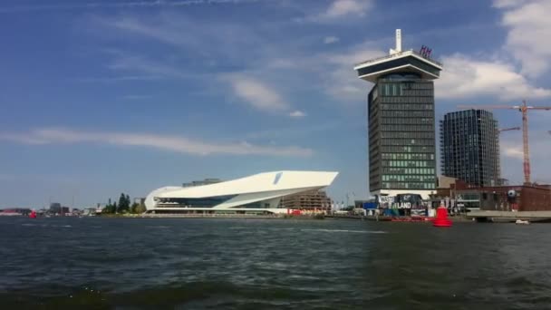 アムステルダムのチャンネルを巡る船旅行は — ストック動画