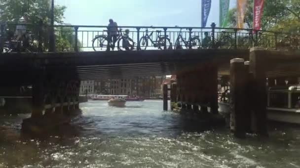 Amsterdam Kanallarında Tekne Gezisi — Stok video