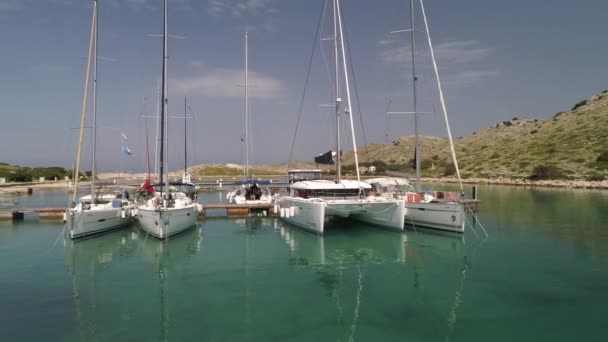 Вид Повітря Яхти Човни Вітрильні Човни Пришвартовані Морі — стокове відео