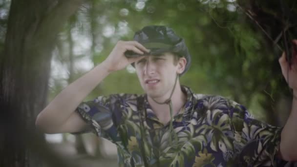 Safari Explorateur Dans Jungle Tropicale Met Son Chapeau Alors Explore — Video