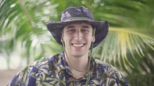 スティーブ アーウィン エスク熱帯ジャングルのカメラに笑顔のキャラクター — ストック動画