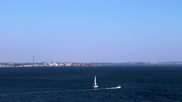 Lalu Lintas Maritim Selat Sound Terlihat Dari Puri Kronborg — Stok Video