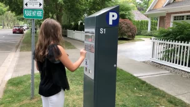 Młoda Nastolatka Dziewczyna Płacąc Parking Metrze — Wideo stockowe