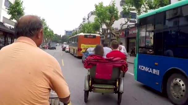 Rijdend Een Rickshaw Door Drukke Straten China — Stockvideo