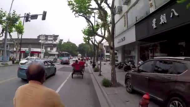 Rider Rickshaw Genom Livliga Gator Kina — Stockvideo