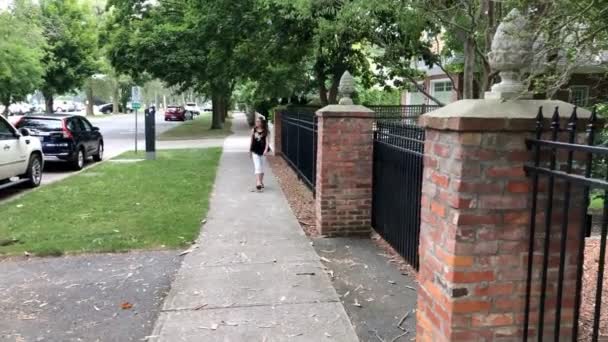 Nastolatka Dziewczyna Chodzenie Chodnik Mieście — Wideo stockowe