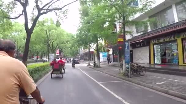 骑着人力车穿过中国繁忙的街道 — 图库视频影像