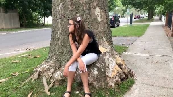 Młoda Dziewczyna Siedzi Sama Drzewie Czeka Przejażdżkę — Wideo stockowe