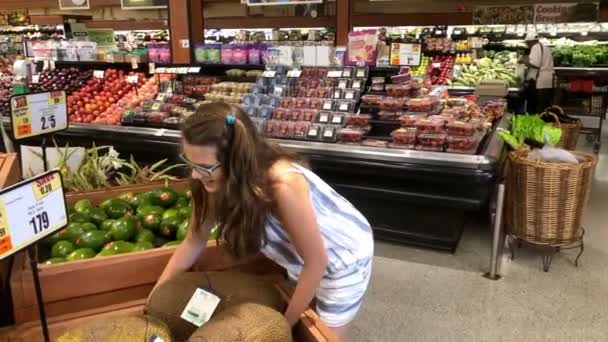 Fiatal Tini Lány Vásárol Élelmiszer Raktárban — Stock videók