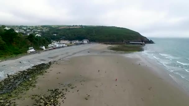Aerial drone flight along the beach at Laxey, Isle of Man, Egyesült Királyság.