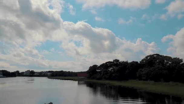 Tijdsverloop Van Wolken Passeren Storm Een Rivier — Stockvideo