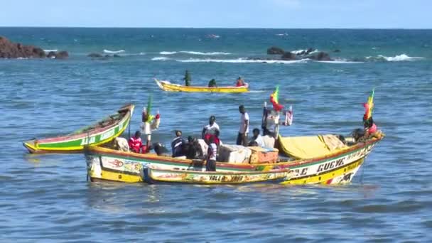 Senegalscy Tradycyjni Rybacy Przygotowujący Swoją Łódź Morzu Przed Targiem Rybnym — Wideo stockowe