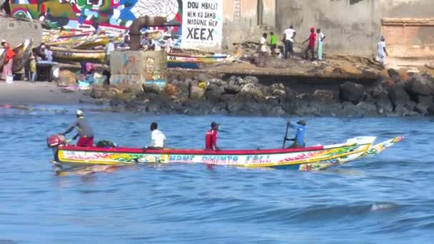 Pescadores Barcos Que Regresan Famoso Mercado Pescado Soumbedioune Dakar Senegal — Vídeos de Stock