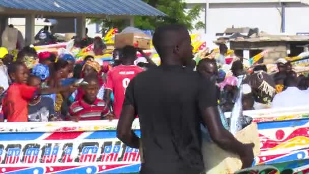 Fuerte Pescador Criando Pescado Para Llevarlo Mercado Pescado Soumbedioune Dakar — Vídeo de stock