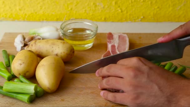 Man Hand Skära Enda Kub Från Fläsk Gelé Remsa Trä — Stockvideo