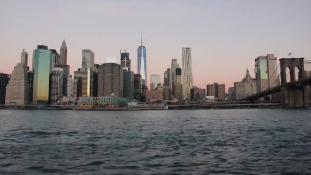 Timelapse Soluppgången New York City Brooklyn Bridge Med Båt Förgrunden — Stockvideo