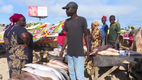 Fischverkäufer Und Kunde Auf Dem Soumbedioune Fischmarkt Dakar Senegal — Stockvideo