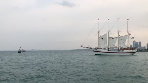 以芝加哥为背景的密歇根湖帆船 — 图库视频影像
