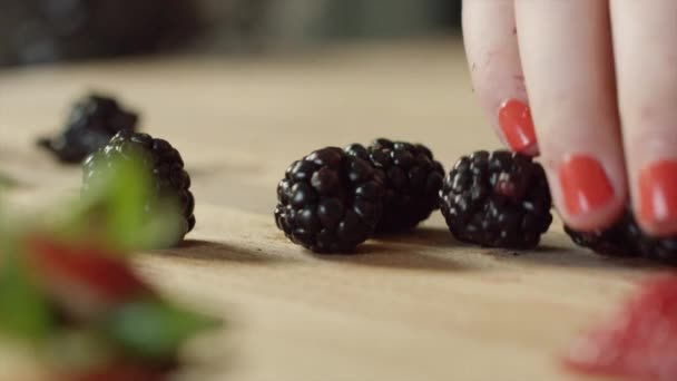 Primer Plano Mano Mujer Agarrando Montón Moras Una Tabla Cortar — Vídeos de Stock