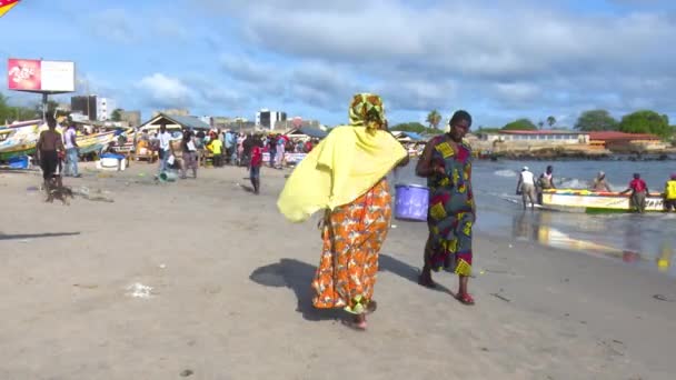 Müşteriler Dakar Senegal Deki Soumbedioune Balık Pazarından Ayrılıp Dönüyorlar — Stok video