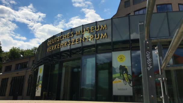 Voor Het Deutsches Museum Verkehrszentrum — Stockvideo