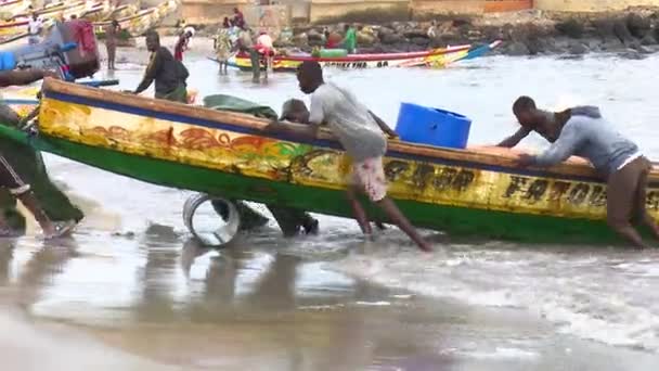 Rybáři Potápí Tradiční Barevné Kanoe Dugout Slavné Soumbedioune Rybí Trh — Stock video
