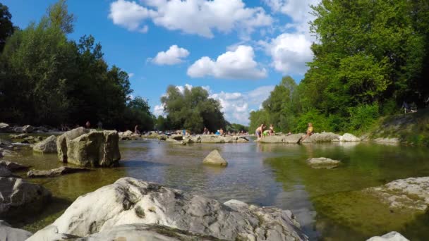 Münih Teki Isar Nehri Nde Yaz Günü — Stok video