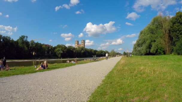 Münih Teki Isar Nehri Boyunca — Stok video