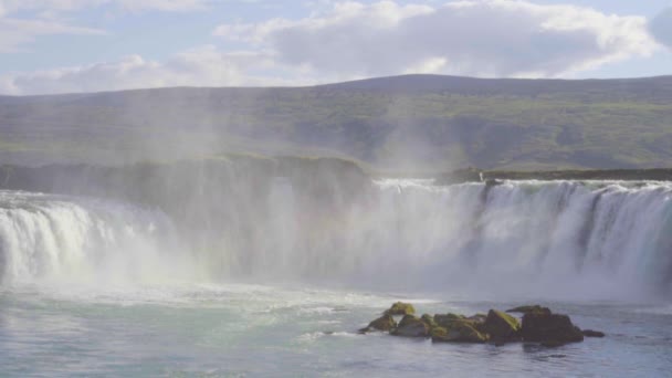 スローモーション 美しいアイスランドの滝 Godafoss Close — ストック動画
