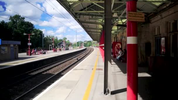 Pan Lento Izquierda Una Estación Tren Vía Lluvia Vacía Reino — Vídeos de Stock