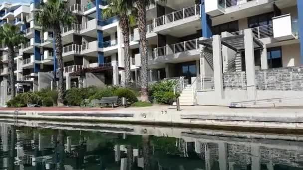 Luxus Apartmanok Vízparton Fokvárosban Egy Hajóról Csatornában Egy Részben Felhős — Stock videók