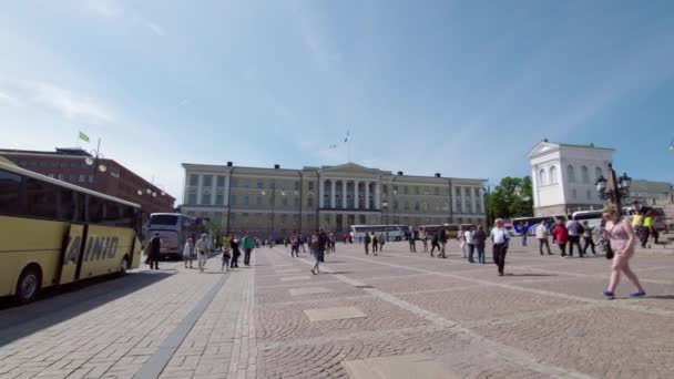 Turisté Místní Obyvatelé Těší Senátu Náměstí Helsinkách Letní Den — Stock video