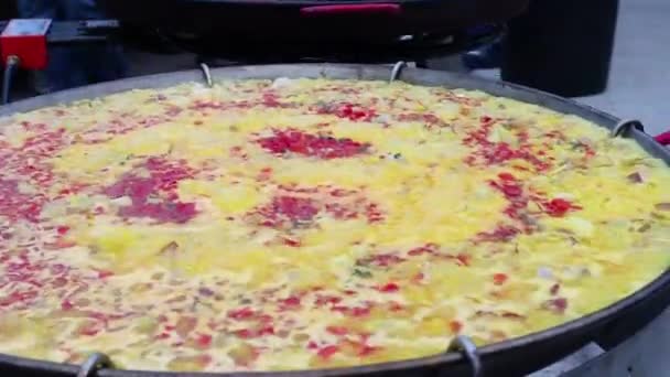 Jedzenie Ciężarówka Gotowanie Paella Nad Otwartym Ogniem — Wideo stockowe